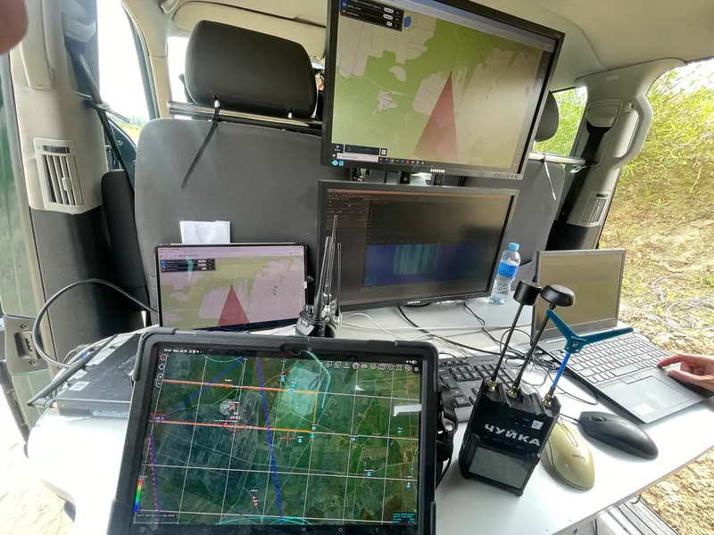 Automobilio salonas su monitoriais, žemėlapiais ir aptikimo prietaisu