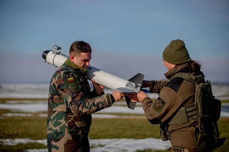 Du šauliai krauna baltą iš vamzdžio paleidžiamą droną