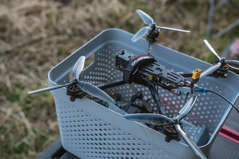 Tolimojo nuotolio FPV dronas baltame plastikiniame krepšyje