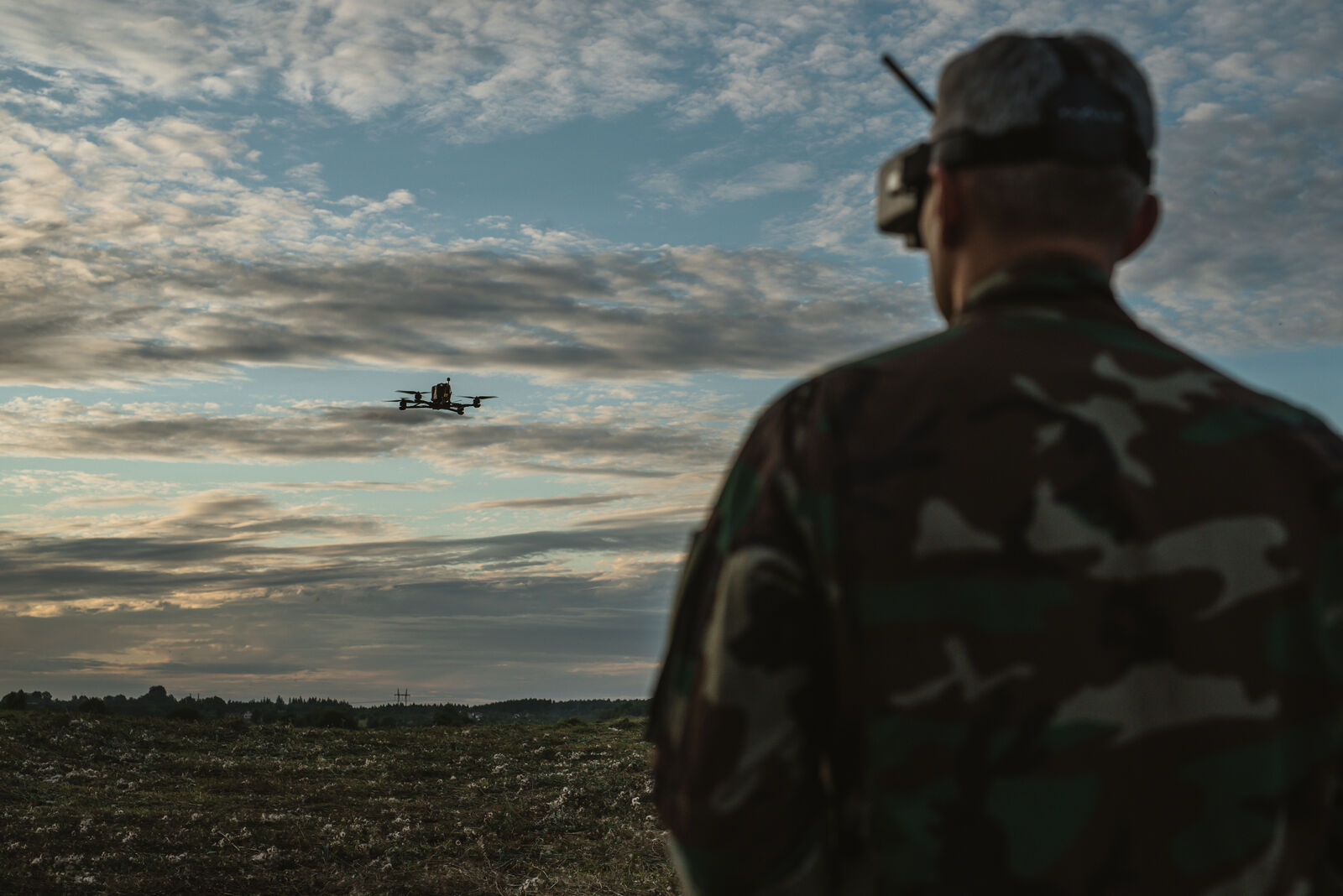 Šaulys stebi danguje skrendantį droną