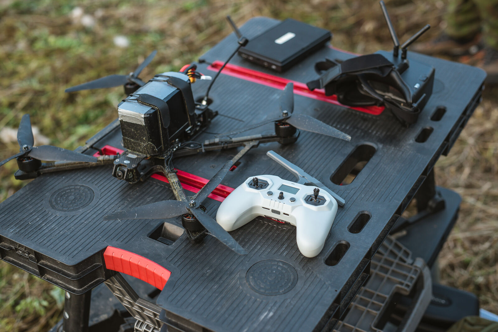 Dronai ir valdymo pultas ant stalo iš viršaus