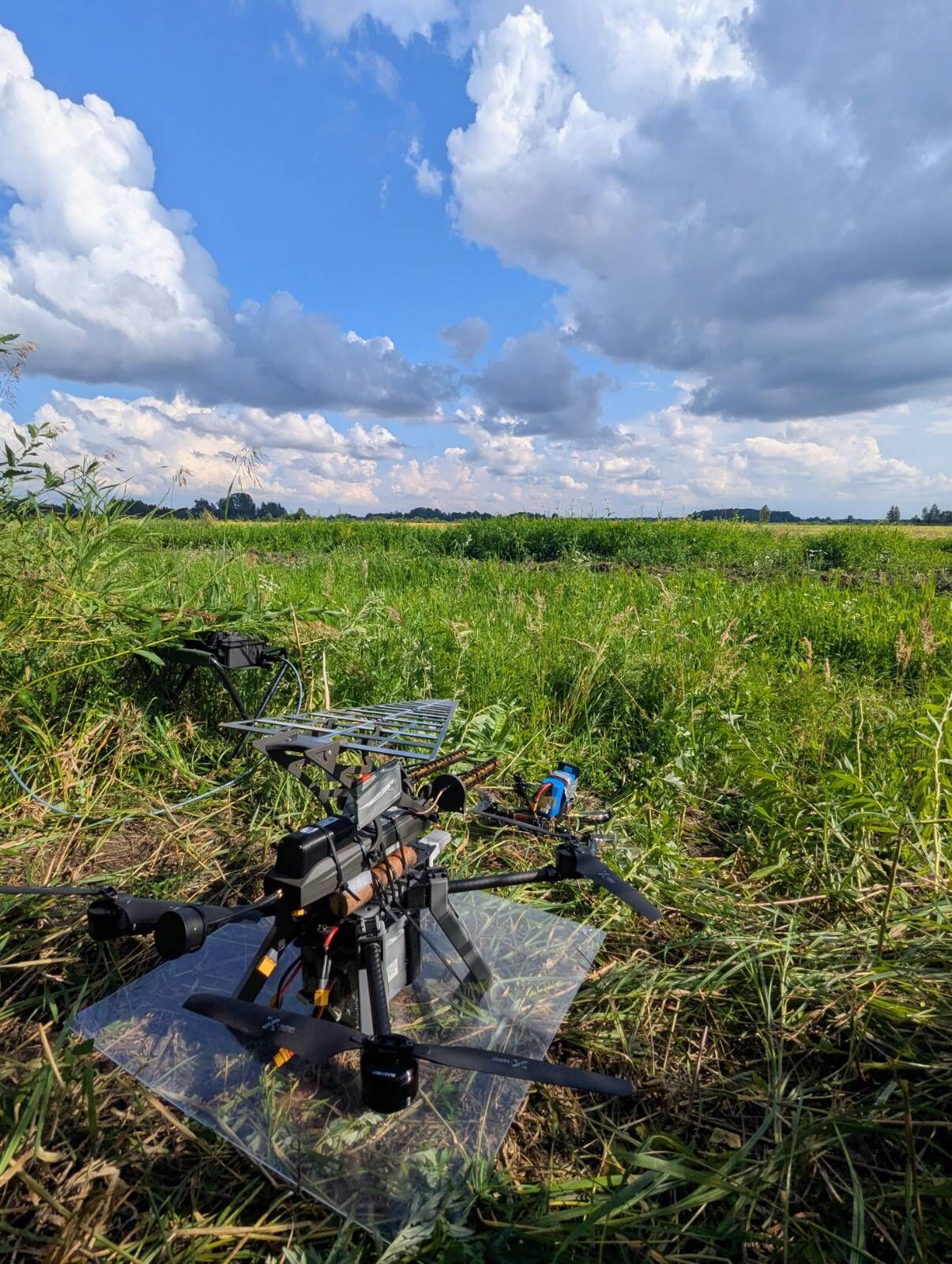 Didelės keliamosios galios heksakopteris žaliame lauke